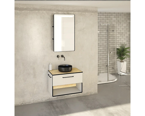 Salle de bains avec meuble-lavabo, miroir, douche et plante