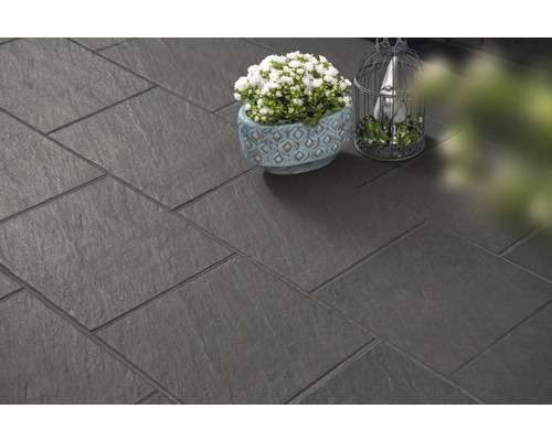 Dalles de sol foncées posées avec plante et décoration