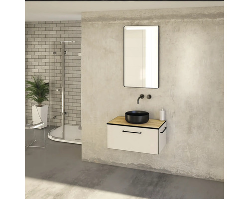 Salle de bain avec lavabo, miroir, robinet et douche