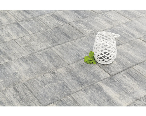 Graue Pflastersteine mit dekorativer Laterne