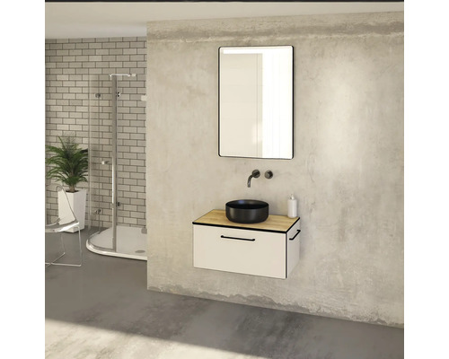 Salle de bain lumineuse avec lavabo, miroir, meuble-lavabo et douche