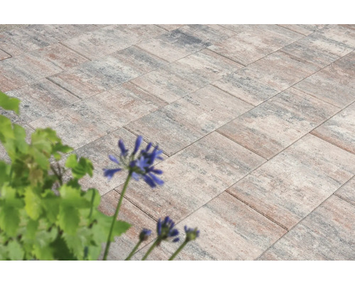 Pose de pavés rectangulaires à l''extérieur