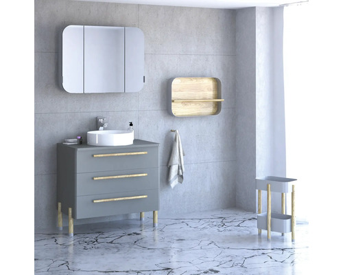 Badezimmer mit Waschbeckenunterschrank, Spiegelschrank, Regal und Handtuchhalter