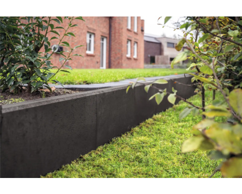 Betonrasenkante in einem Garten