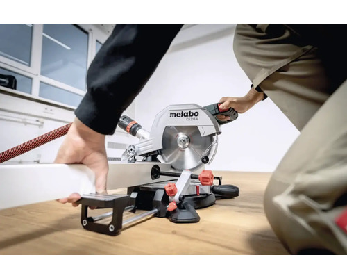 Metabo Kappsäge KS 216 M beim Zuschnitt eines Werkstücks