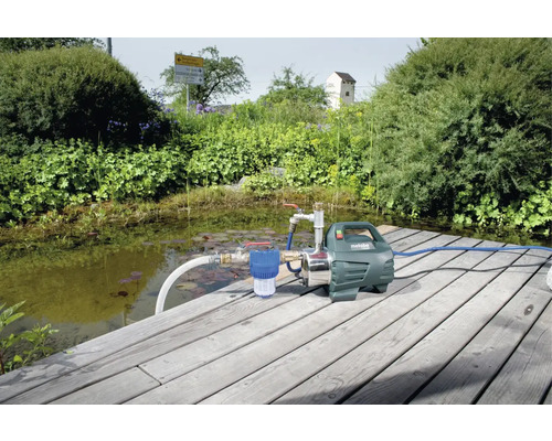 Metabo Gartenpumpe auf Holzsteg an einem Teich im Garten