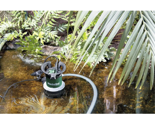 Metabo Logo. Teich mit Metabo Schmutzwasserpumpe im Betrieb.
