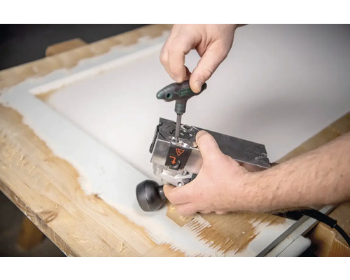 Défonceuse à une main réglée avec une clé