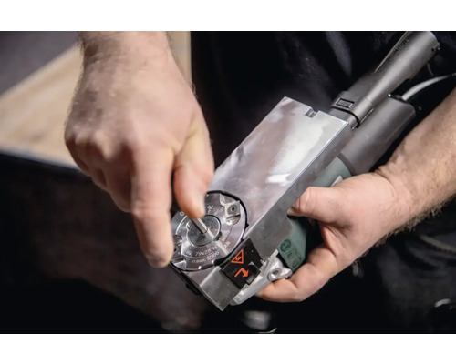 Une personne règle une affleureuse.