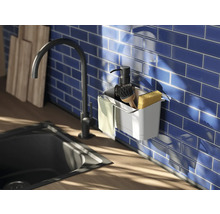 Spüle mit Armatur und Küchenutensilien-Organizer an der Wand