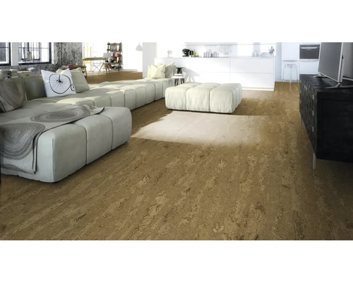 Séjour lumineux avec sol en liège, canapé et buffet