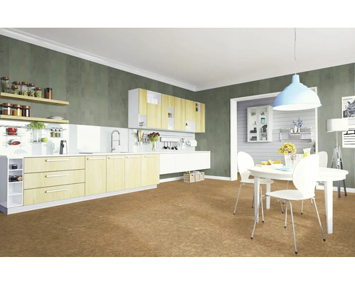 Helle, geraeumige Kueche mit Esstisch und Stuehlen