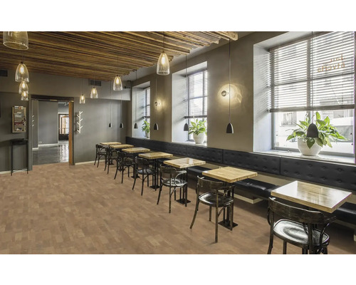 Intérieur de café avec tables, chaises et sol en liège