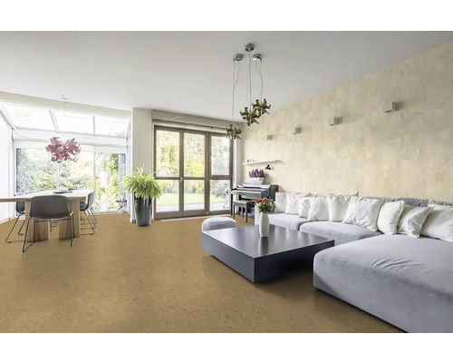 Heller Wohnraum mit Korkboden, Sofa, Tisch und Klavier.