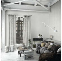 Salon de style loft avec canapé, table basse et rideaux