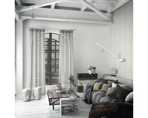 Wohnzimmer im Loft-Stil mit Sofa, Couchtisch und Vorhängen