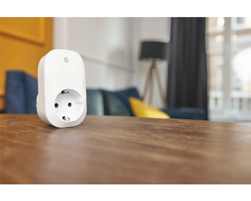 Prise intelligente pour l''intérieur sur une table en bois