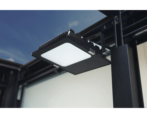 Quadratischer LED-Strahler an einer Struktur montiert