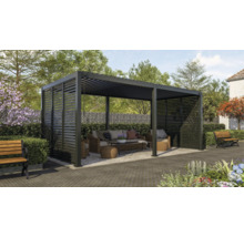 Überdachte Terrasse mit Lounge-Möbeln und seitlichen Lamellenwänden im Garten