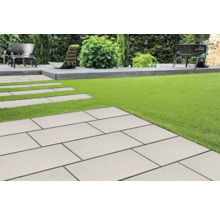 Garten mit Rasenfläche und Steinplattenweg