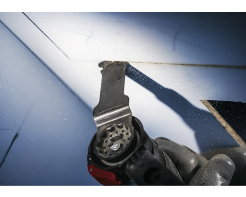 Outil oscillant coupant un matériau