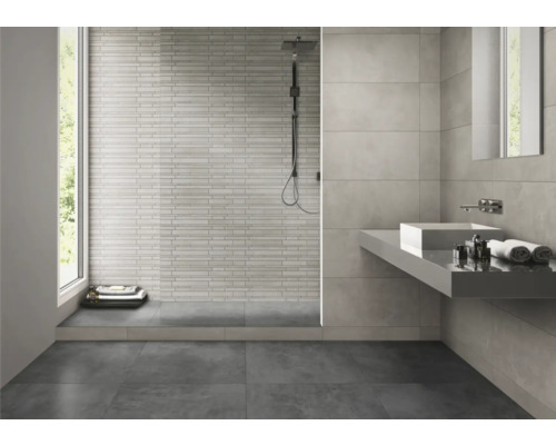 Modernes Badezimmer mit Dusche, Waschbecken und grauen Fliesen