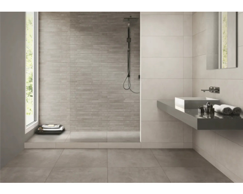 Modernes Badezimmer mit ebenerdiger Dusche, Waschtisch und Fliesen