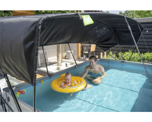 Piscine avec protection solaire, père et enfant avec bouée dans l''eau