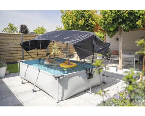 Piscine rectangulaire avec pare-soleil dans le jardin avec homme et enfant