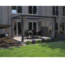 Terrasse avec pergola, rideaux, mobilier de jardin et mur en gabions