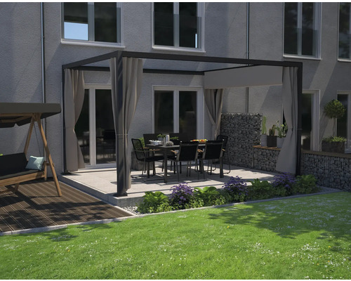 Terrasse avec pergola, rideaux, mobilier de jardin et mur en gabions