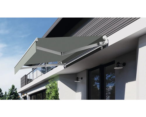 Ausfahrbare Markise am Haus zur Beschattung der Terrasse
