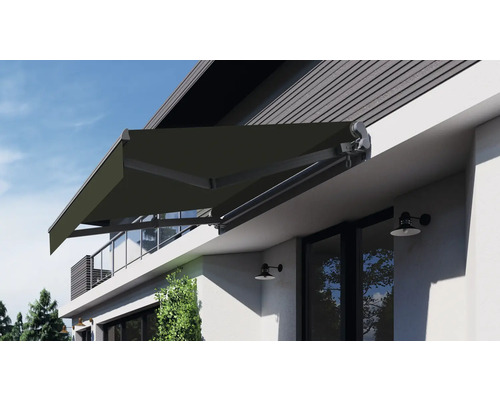 Hausfassade mit ausgefahrener Gelenkarmmarkise zur Beschattung