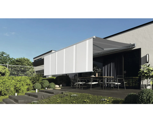 Terrasse avec store banne et protection latérale pour l''intimité et la protection solaire.