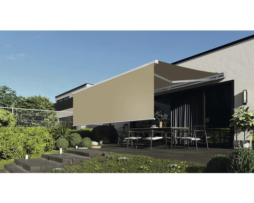 Terrasse avec store banne sur la maison pour la protection solaire