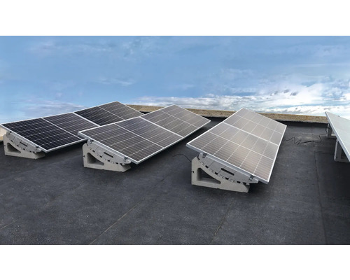 Mehrere Solarmodule sind auf einem Flachdach montiert.