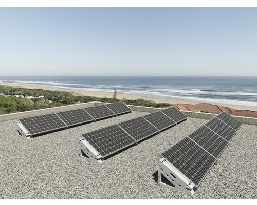 Drei Solarmodule auf einem Dach in Küstennähe