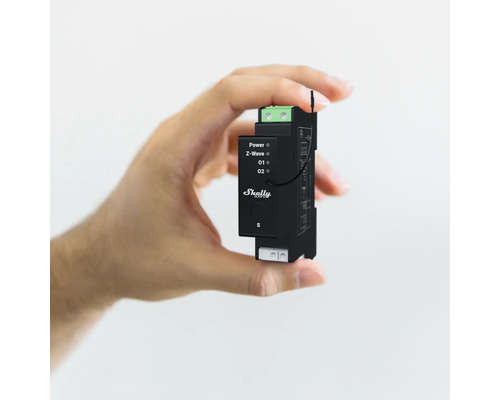 Hand hält Shelly Qubino Z-Wave-Gerät