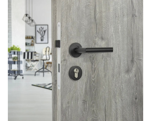 Geöffnete Tür mit schwarzem Türgriff und Schloss