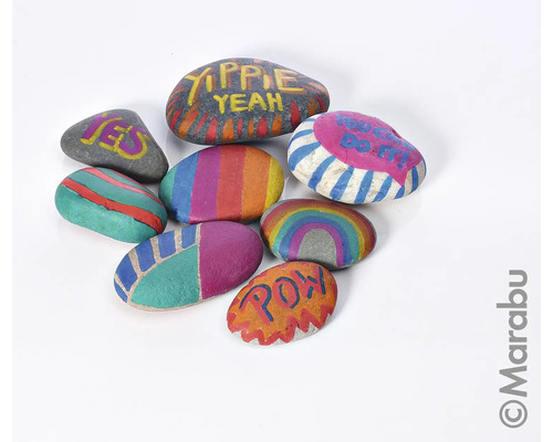 Galets peints avec motifs et inscriptions.