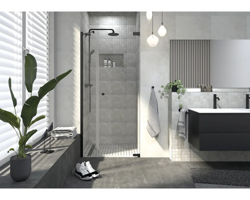 Salle de bain moderne avec douche, meuble-lavabo et décorations