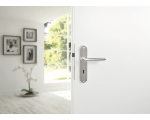 Porte blanche ouverte avec une poignée de porte en métal à l''intérieur