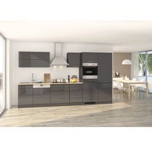 Moderne Küche mit grauen Schränken, Spüle, Kochfeld, Dunstabzugshaube und Backofen.