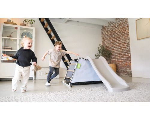 Spielzimmer mit Kinderrutsche, Leiter und zwei spielenden Kindern