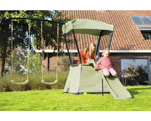 Spielplatz mit Schaukel und Rutsche im Garten