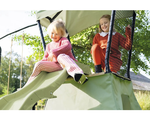 Zwei Kinder spielen auf einem Spielturm mit Rutsche im Garten.
