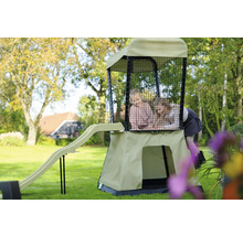 Spielturm mit Rutsche im Garten mit zwei Kindern darin.