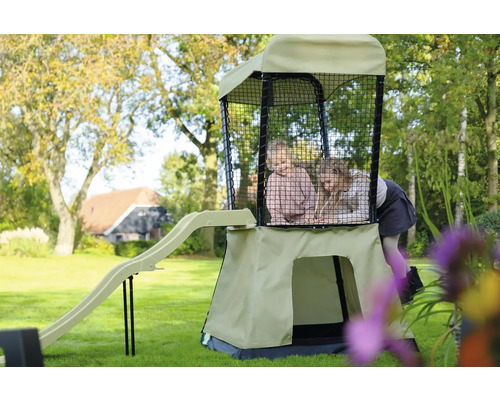 Spielturm mit Rutsche im Garten mit zwei Kindern darin.