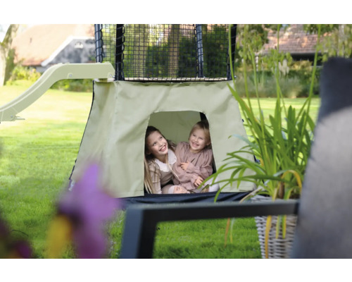Spielturm mit Rutsche und zwei Kindern im Zelt im Garten.