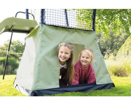 Spieltower mit Zelt und zwei lachenden Kindern im Garten